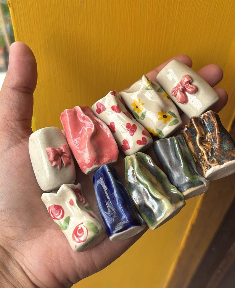 🌿 Mystery Mini Wobbly Ceramic Bud Vase Fridge Magnet – Cute Party Favor & Home Décor