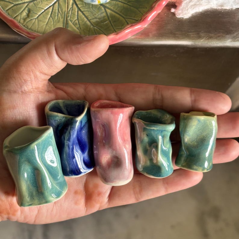 🌿 Mystery Mini Wobbly Ceramic Bud Vase Fridge Magnet – Cute Party Favor & Home Décor